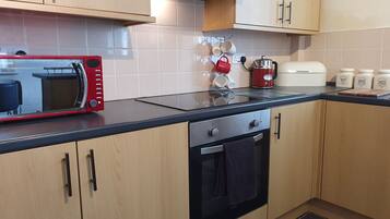 Kühlschrank, Mikrowelle, Ofen, Geschirrspüler