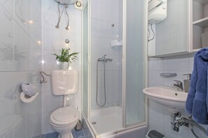 Dusche, Haartrockner, Handtücher