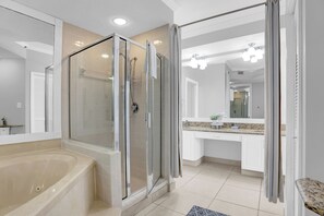 Combined shower/tub, jetted tub, towels - SeaChase 1002W BY Liquid Life (Orange Beach)