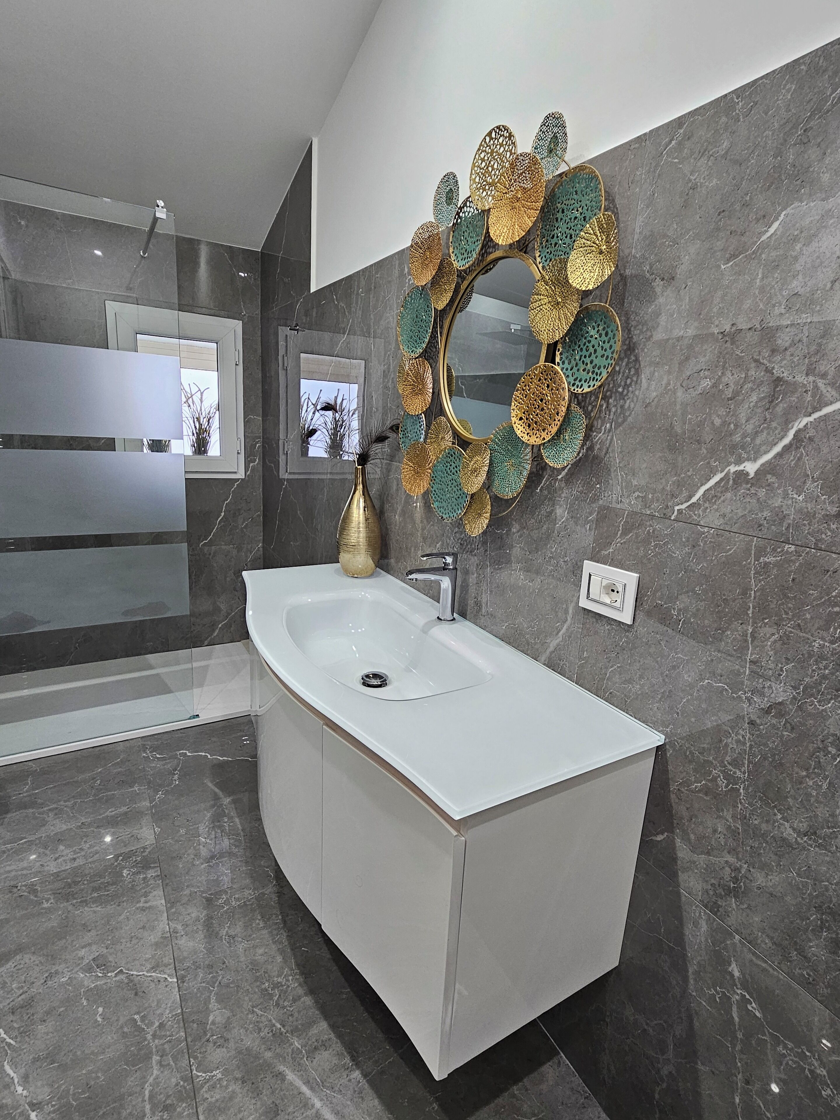 Kahden hengen deluxe-huone (yksi tai kaksi sänkyä), 1 makuuhuone, kylpyhuone makuuhuoneen yhteydessä | Kylpyhuone | Suihku, sadesuihkupää, hiustenkuivaaja, bidee