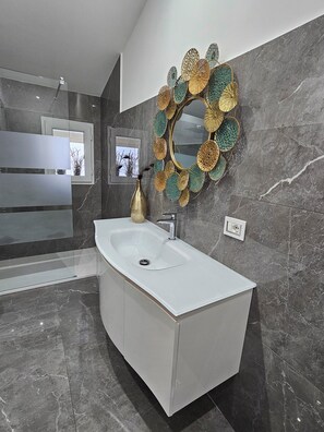 Deluxe Double or Twin Room, 1 Bedroom, Ensuite, Mountain View | Bathroom | Shower, rainfall showerhead, hair dryer, bidet - La Punta (San Giovanni la Punta)