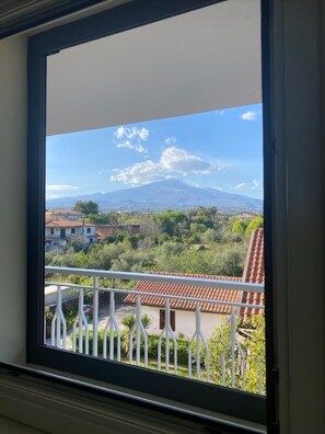 Phòng đôi hoặc 2 giường đơn Deluxe, 1 phòng ngủ, có phòng tắm riêng, quang cảnh núi | Phòng tắm | Buồng tắm vòi sen, vòi sen phun mưa, máy sấy tóc, chậu vệ sinh/vòi rửa 