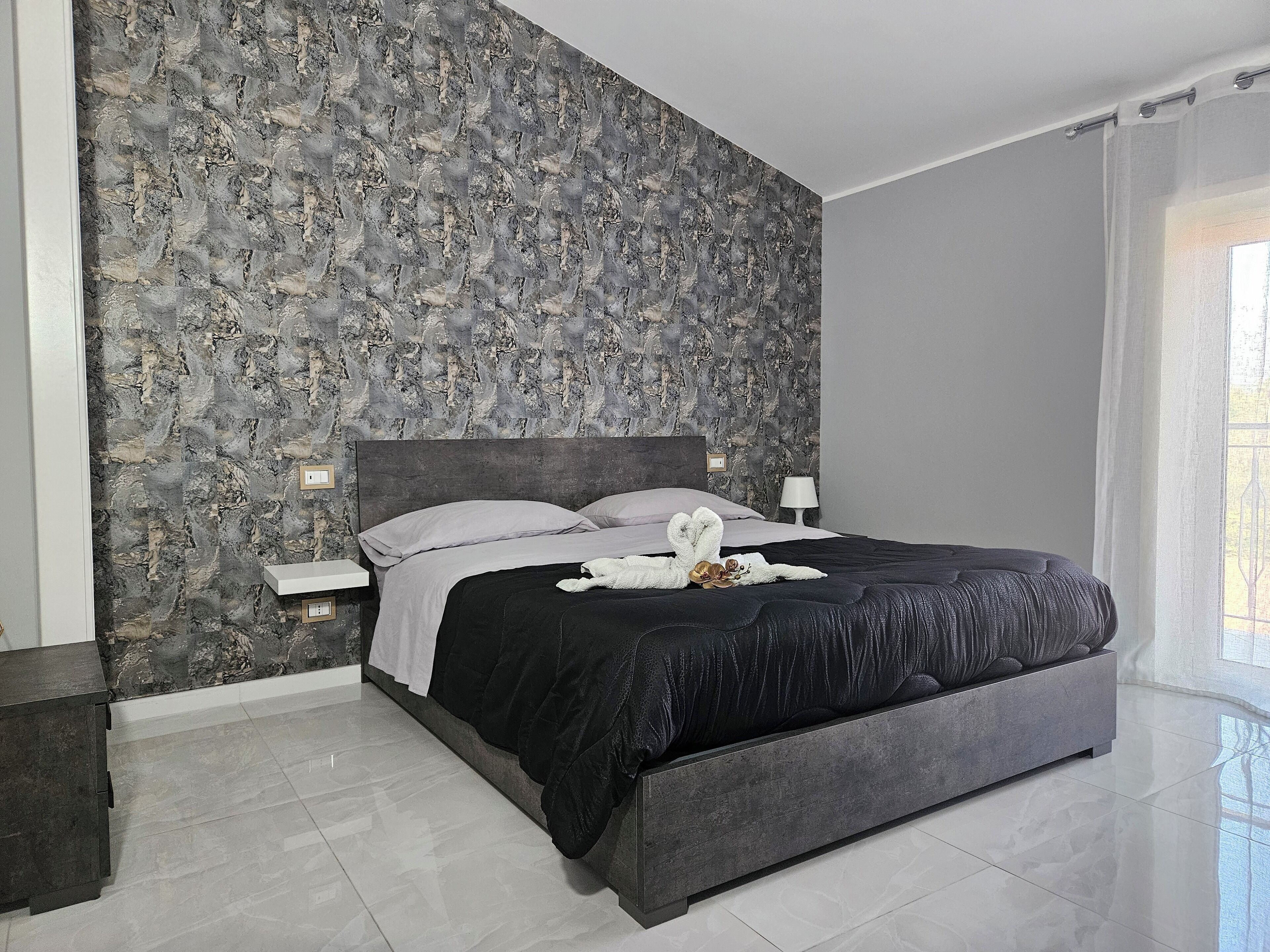 Kahden hengen deluxe-huone (yksi tai kaksi sänkyä), 1 makuuhuone, kylpyhuone makuuhuoneen yhteydessä | Yksilöllisesti kalustettu, työpöytä, ilmainen Wi-Fi, vuodevaatteet