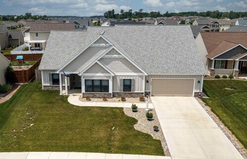 Beautiful New House in great Northern neighborhood- close to all! 