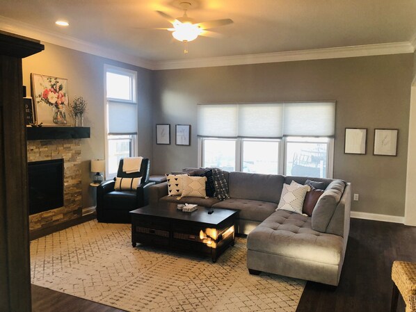 Smart TV, fireplace, offices, printers - Beautiful New House in great Northern neighborhood- close to all! (Fort Wayne)