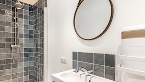 A bathroom with a shower, sink, and mirror. - Le Coco de Cancale - Duplex proche mer (Cancale)