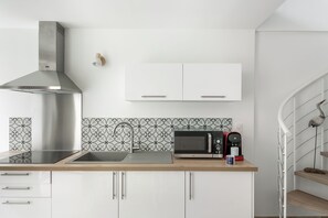 KĂŒhlschrank, Mikrowelle, Wasserkocher mit Kaffee-/Teezubehör, Toaster