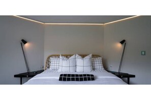 1 bedroom, desk, WiFi, bed sheets