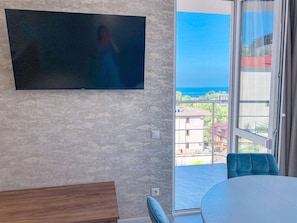 1 bedroom, premium bedding, desk, laptop workspace