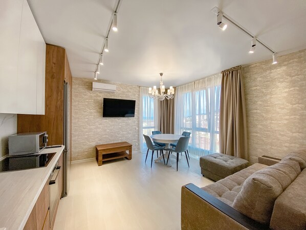 Luxury-Apartment | Wohnbereich | Fernseher, aktuelle Filme, Pay-TV, Smart Speakers