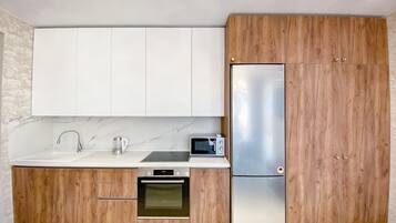 Luxury-Apartment | Eigene Küche | Großer Kühlschrank, Mikrowelle, Ofen, Herdplatte