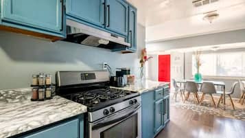 Cookware/dishes/utensils