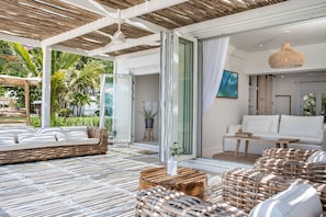 Oceanfront Suite | SÀngtillbehör av högsta kvalitet, duntÀcken och minibar