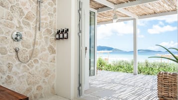 Oceanfront Suite | Badkamer | Een douche, een haardroger, badjassen, handdoeken