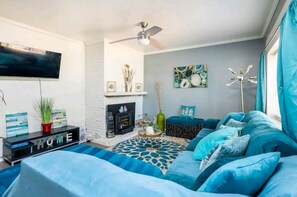 Televisio, takka, videopelejä, kirjoja