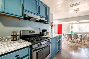 Jääkaappi, mikroaaltouuni, liesi, astianpesukone