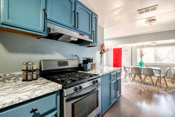 Refrigerador, microondas, parrilla de estufa y lavavajillas 