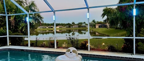 Utendørsbasseng og et oppvarmet basseng