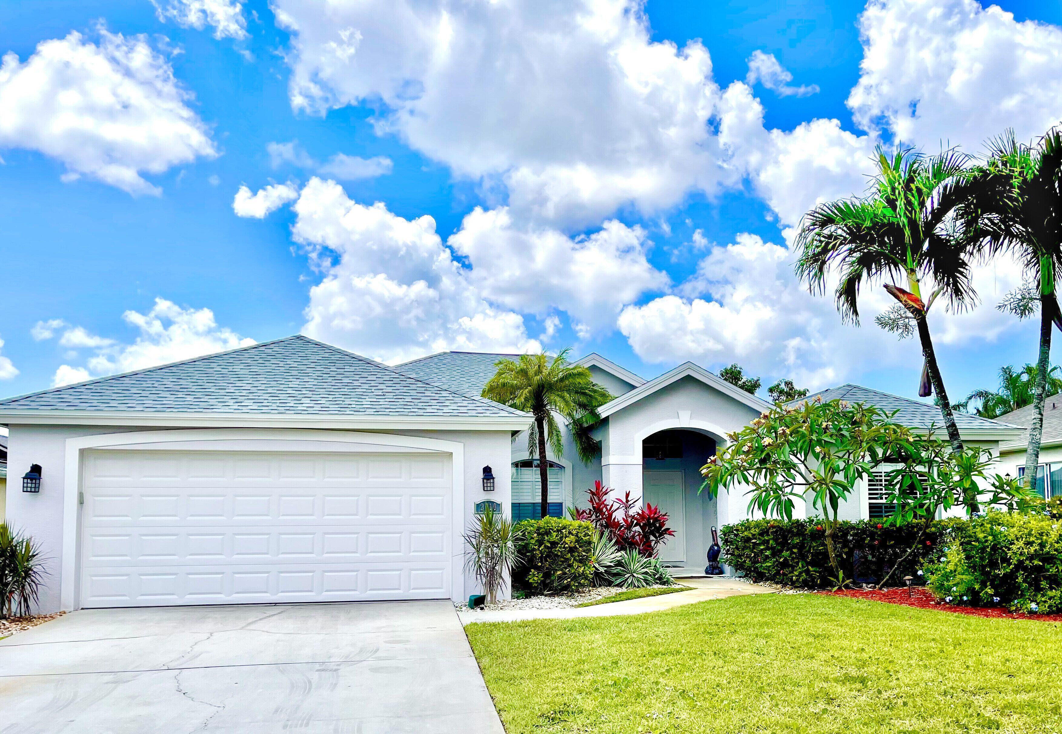 Gorgeous Naples home with Saltwater pool in a gated community 