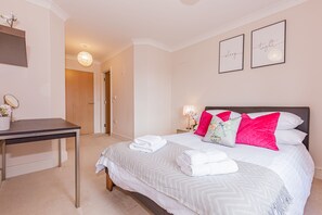 2 bedrooms, desk, iron/ironing board, WiFi