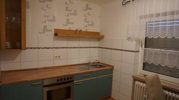 Kühlschrank, Wasserkocher, Kochgeschirr/Geschirr/Besteck