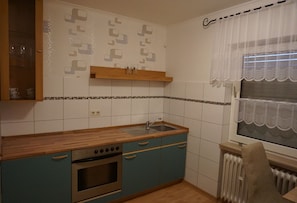 Kühlschrank, Wasserkocher, Kochgeschirr/Geschirr/Besteck