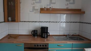 Kühlschrank, Wasserkocher, Kochgeschirr/Geschirr/Besteck