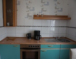 Fridge, electric kettle, cookware/dishes/utensils - Ferienwohnung (Idar-Oberstein)