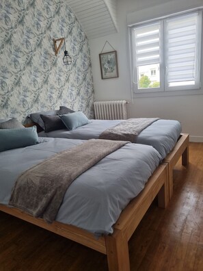 4 habitaciones, tabla de planchar con plancha y cuna de viaje 