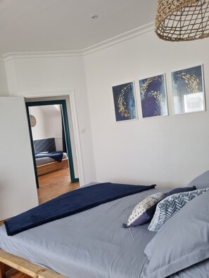 4 slaapkamers, een strijkplank/strijkijzer, reisbedje, gratis wifi