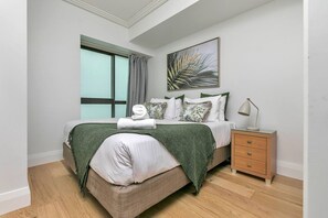 2 bedrooms, desk, iron/ironing board, WiFi