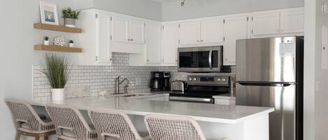 Kylskåp, mikrovågsugn, ugn och spishäll