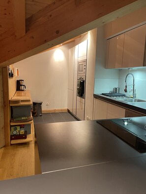 Kühlschrank, Mikrowelle, Ofen, Geschirrspüler