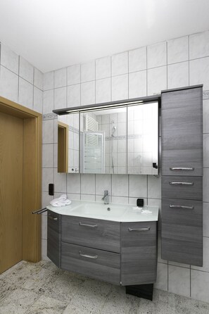 Baignoire, sèche-cheveux, serviettes fournies