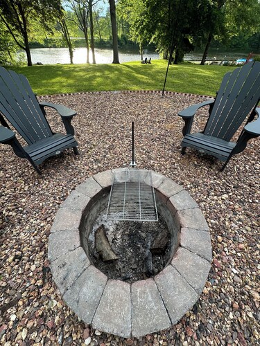 Create Memories at our Modern Waterfront 1 BR Apartment: Hike, Sip Wine, Relax! 