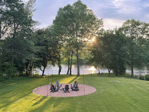 Create Memories at our Modern Waterfront 1 BR Apartment: Hike, Sip Wine, Relax! 