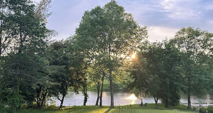 Create Memories at our Modern Waterfront 1 BR Apartment: Hike, Sip Wine, Relax!