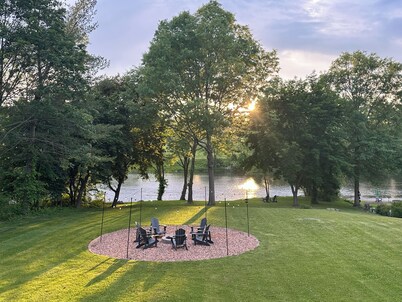 Create Memories at our Modern Waterfront 1 BR Apartment: Hike, Sip Wine, Relax! 