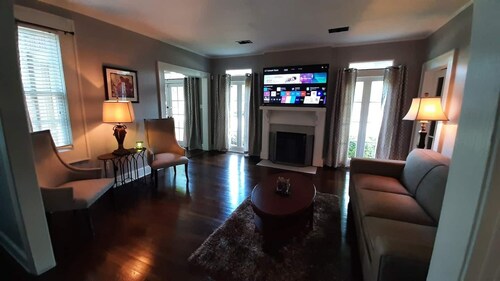 Charming Cloverdale Home Minutes from Everything w/King Bed