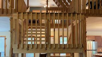 Una Smart TV, videojuegos, un reproductor de DVD, un futbolín