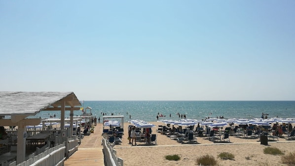 Vlak bij het strand, ligstoelen, strandlakens