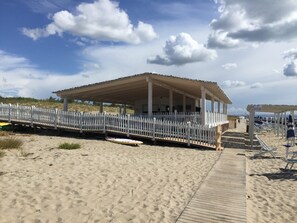 Beach nearby, sun-loungers, beach towels