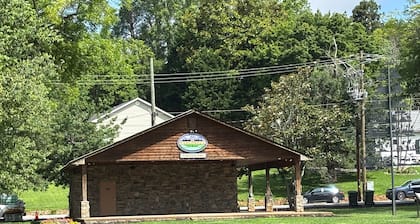 Woodward Villa - Unit D - 6 min walk (0.8mi) to town center