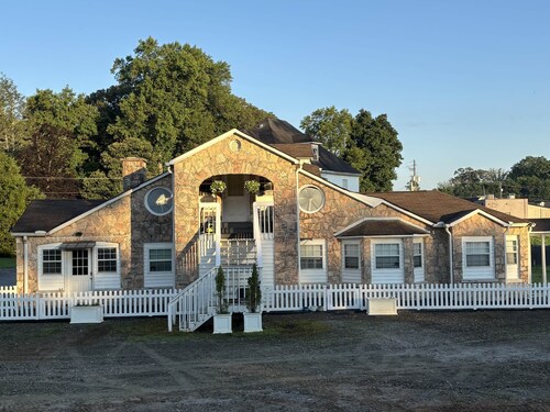 Woodward Villa D - Steps to Downtown Dahlonega