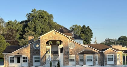 Woodward Villa D - Steps to Downtown Dahlonega
