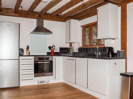 Cottage | Private kitchen | Fridge, dishwasher, electric kettle, toaster
