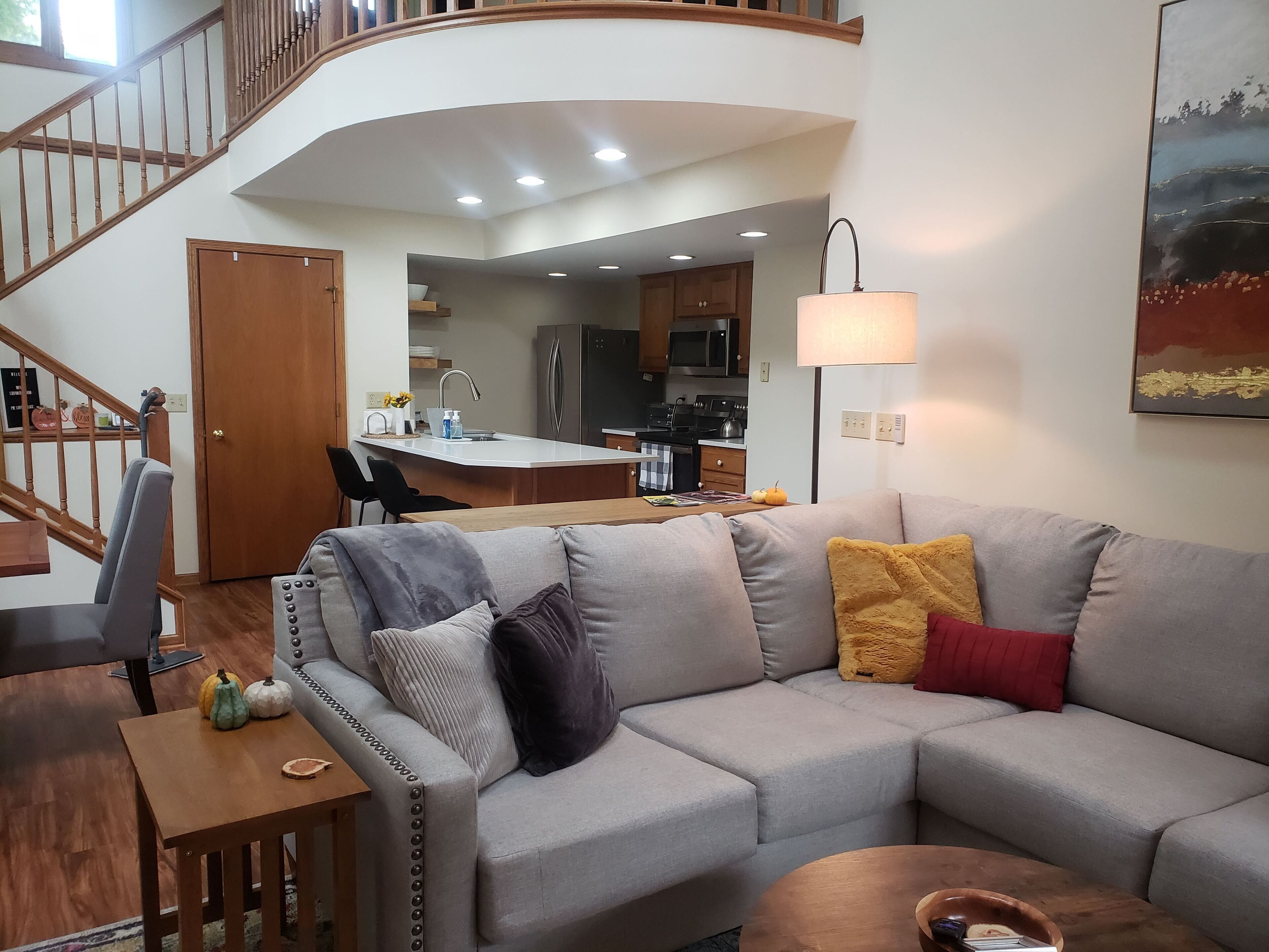 Téléviseur connecté, foyer, lecteur de DVD, table de baby-foot