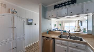 Condo com design assinado, 2 quartos, 2 banheiros, vista para o oceano | Cozinha privada | Geladeira, micro-ondas, fogão, cooktop