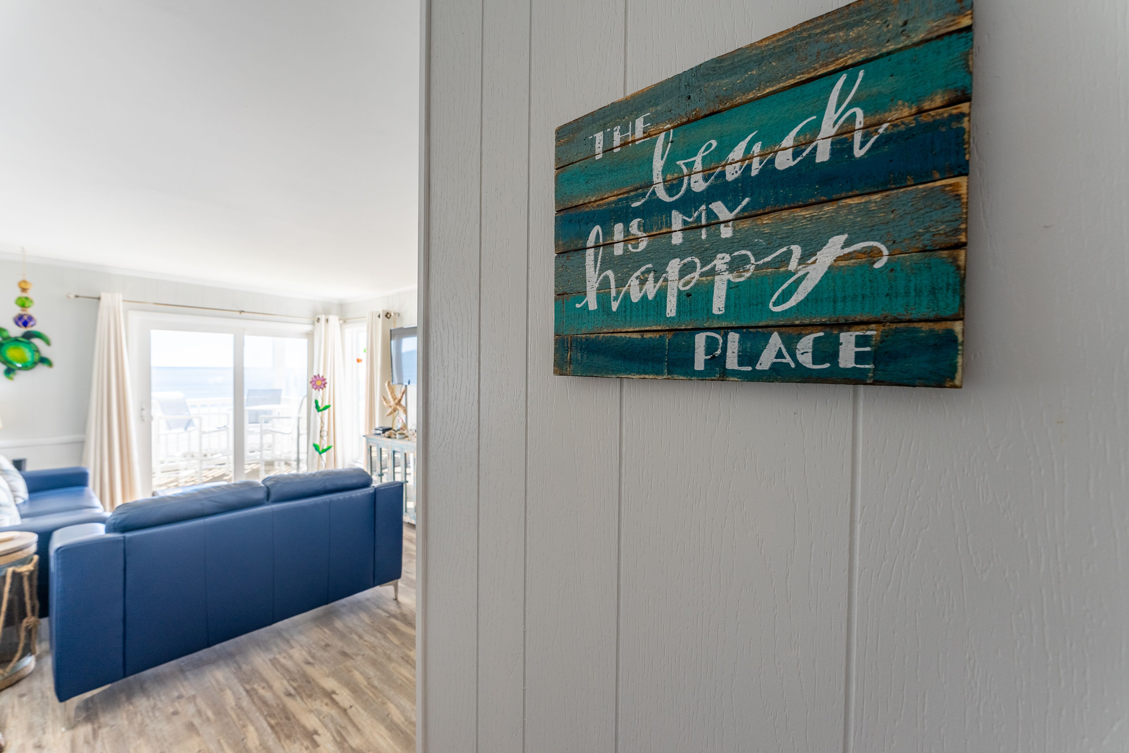 Condo com design assinado, 2 quartos, 2 banheiros, vista para o oceano | Área de estar | TV 48 polegadas com canais a cabo