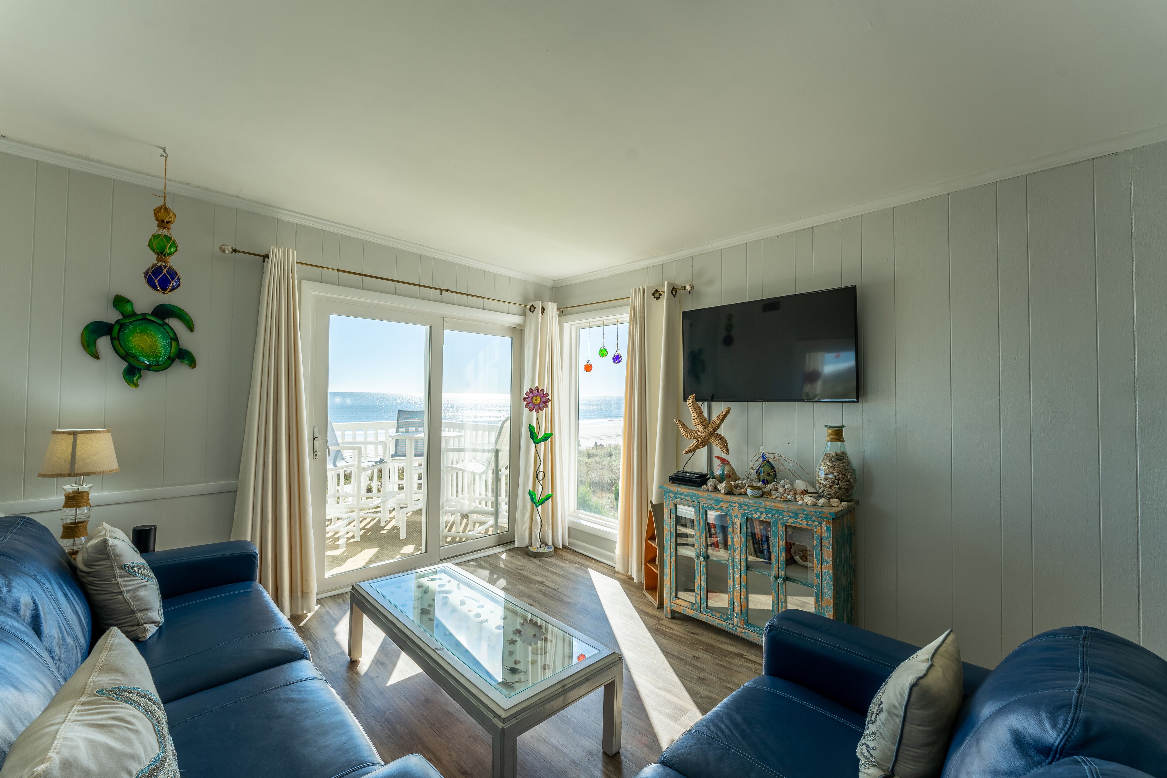 Condo com design assinado, 2 quartos, 2 banheiros, vista para o oceano | Sala de estar | TV 48 polegadas com canais a cabo
